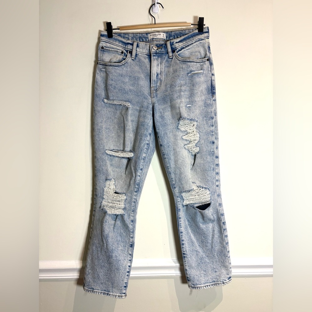 Abercrombie & Fitch The Boyfriend Mid-Rise Jeans Light Ripped Wash Size 26 / 2 - Picture 4 of 9